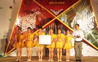 Trung ương Đoàn, Hội LHTN Việt Nam tặng quà cho các cháu thiếu nhi Hải Dương